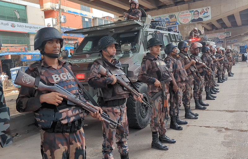 গাজীপুর মহানগরীর বিভিন্ন এলাকায় পুলিশ, বিজিবি ও সেনাবাহিনীর সদস্যদের যৌথ টহল চলছে